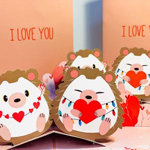 TI AMO - Adorabile coppia di ricci innamorati - Biglietto di auguri pop-up 3D - Buon anniversario di matrimonio ACQUISTA online https://origamipopcards.com/
