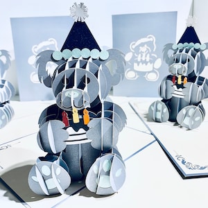 Teddybär Geburtstagskarte Silber Grau - erstellt von Origami Pop Cards Sydney - 3D Papier Pop Up Karten OrigamiPopCards.com Hand Made With Love