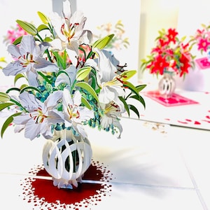 Cartão pop-up com lírios orientais brancos exuberantes em um vaso - Criado por Origami Pop Cards Cartões pop-up 3D - OrigamiPopCards.com Dia das Mães Aniversário