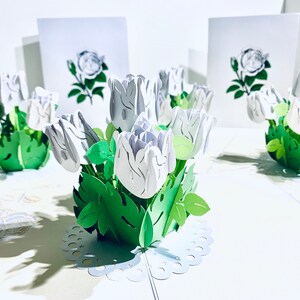 Weiße Rose Bouquet Karte So Klassisch & Schick Erstellt von Origami Pop Cards 3D Magical Papier Pop Up Karten Sydney Australia. https://www.origamipopcards.com