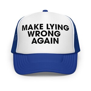 Może przedstawiać: Niebiesko-biała czapka typu trucker z napisem "MAKE LYING WRONG AGAIN" pogrubionymi czarnymi literami. Czapka ma biały panel przedni, niebieski daszek i niebieski tył z siatki.