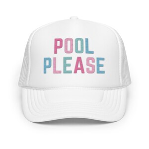Op de afbeelding: Witte truckercap met een kleurrijk geborduurd ontwerp met de tekst "POOL PLEASE".