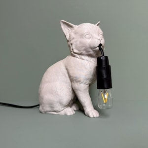 Table lamp of a kitten with a light in its mouth – Perfect lamp for animal lovers and a cheerful addition to your interior!