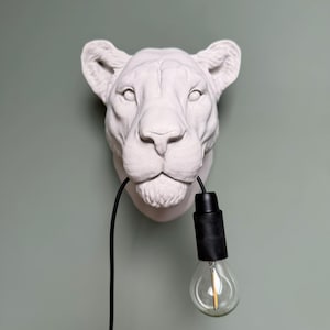 Lion head wall lamp with lamp in its mouth - Modern decoration for living room, bedroom or hallway - Unique wall lighting
