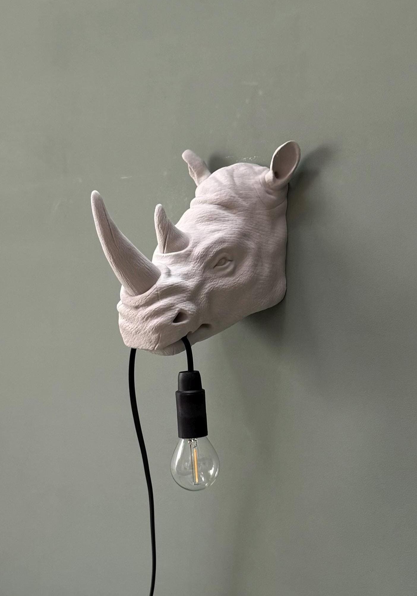 Patère Rhinocéros en bronze, porte manteau crochet mural original. - 3157