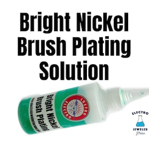 Puede incluir: Una botella de solución de plateado de cepillo de níquel brillante. La botella es verde y blanca con el texto "Bright Nickel Brush Plating Solution" en la etiqueta. La botella está etiquetada como "Electro Jeweler Jordan" y tiene un pequeño pico.
