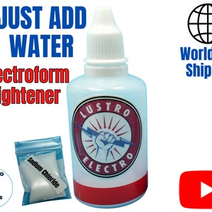 Könnte beinhalten: Eine durchsichtige Flasche mit einem roten und weißen Etikett, auf dem "Lustro Electro" und ein Blitzsymbol abgebildet sind. Die Flasche ist mit "Just Add Water Electroform Brightener" beschriftet. Im Vordergrund befindet sich ein kleiner Beutel mit weißem Pulver, der mit "Sodium Chloride" beschriftet ist. Der Hintergrund zeigt ein Globussymbol mit dem Text "Worldwide Shipping" und einen roten YouTube-Play-Button.
