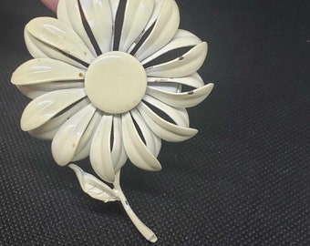 Vintage White Flower Pin | White Flower Brooch | Metal Flower Brooch | Vintage Jewelry | Vintage Flower Gift | Vintage Floral Pin