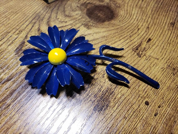 Vintage Flower Pin | Blue Daisy Brooch | Metal Da… - image 3