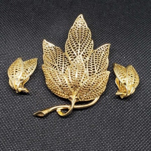 Vintage Gold Tone Leaf Brooch Pin & Clip On Earring Set | Vintage Leaf Jewelry | Leaf Plant Gift | Vintage Jewelry Set | Read Description