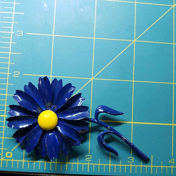 Vintage Flower Pin | Blue Daisy Brooch | Metal Da… - image 2