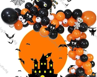 Puede incluir: Un arco de globos con temática de Halloween con globos negros y naranjas, decoraciones de arañas y murciélagos, y una silueta de un castillo embrujado contra una luna naranja. Incluye un gran globo de araña.