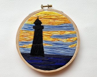 Broderie de paysage de phare - art de cerceau de 5 pouces - conception de broderie de main de coucher de soleil - décor de mur de broderie - cadeaux pour lui - cadeaux pour elle