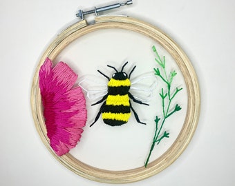 Floral hand embroidery bee hoop / Bee embroidery art / hand embroidery/ Bee and flower wall art / Tulle embroidery / 7 inch embroidery