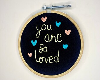 Vous êtes si aimé art mural brodé à la main / décor de chambre - positive citation main broderie hoop art - cadeaux pour lui - cadeaux pour elle