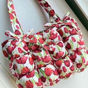 Red tulip puff quilted tote