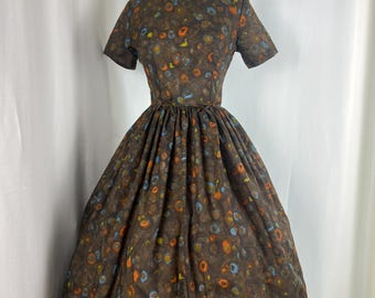 jaren 1950 bruine jurk, jaren 50 pauwenjurk, jaren 1950 vintage jurk, jaren 1950 XS-jurk, jaren 50 feestjurk, jaren 50 retro jurk, jaren 1950 dagjurk, veelkleurig