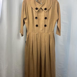 1950 casual dress 1950s Dresses & Iconic Patterns In the 1950s, everyday dresses were anything but ordinary. Polka dots, checks, stripes, florals, fruit, and playful novelty prints turned casual wear into a celebration The shoes are perfect for Festival 1950s Casual Shirt Dress PDF