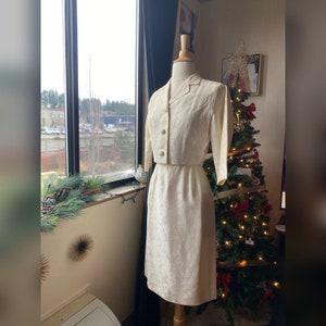 Conjunto de vestido de brocado de marfil de los años 50, conjunto de vestido de los años 50, vestido de meneo de los años 50, vestido de marfil de los años 50