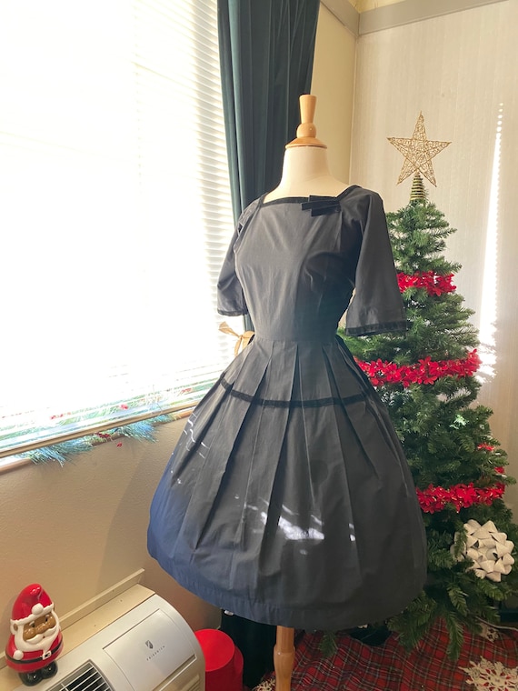 black fifties dress Milreason 1950s Dresses for Women Vintage Goth Swing Cocktail with Pockets and Chiffon Shawl : Clothing, Shoes & Jewelry and a charming belt to cinch in your form Black apron dress petticoat dress