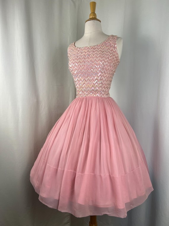 chiffon 50s dress 1950s Jr Theme Pink | Size Medium w28 | Prom Party Dress ml~crochet-sleeveless-dress-in-black Size:Pant Size 50 (Belt Size 52) Casual Summer Wedding Dress Organza