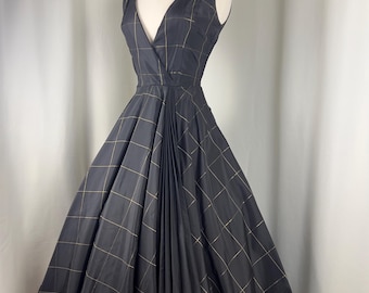 Zwarte jurk jaren 1950, geometrische jurk jaren 1950, LBD, avondjurk jaren 1950, vintage jurk jaren 1950, cocktailjurk jaren 1950, gouden jurk jaren 1950