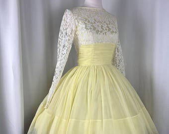 Gele chiffonjurk jaren 1950, chiffonjurk jaren 1950, vintage jurk jaren 1950, gele jurk jaren 1950, feestjurk jaren 1950, zomerjurk jaren 1950,