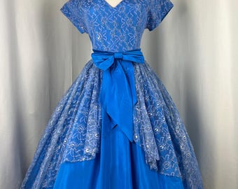 jaren 1950 kanten jurk, jaren 1950 jurk w32, jaren 1950 blauwe jurk, jaren 1950 fit and flare-jurk, jaren 1950 feestjurk, jaren 1950 vintage jurk, jaren 1950 galajurk