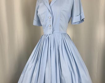 Shirtjurk jaren 1950, zomerjurk jaren 50, blauwe jurk jaren 1950, bloemenjurk jaren 1950, jurk jaren 1950, jurk jaren 1950, lichtblauwe jurk jaren 1950, shirtjurk jaren 1950
