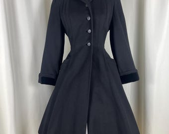 jaren 1950 prinsessenjas, vintage prinsessenjas jaren 1950, zwarte prinsessenjas jaren 1950, winterjas jaren 1950, zwarte jas jaren 1950, vintage midi-jas