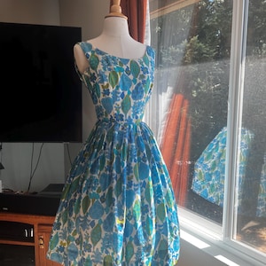 1950er Jahre Blumenkleid, 50er Jahre Sommerkleid, 1950er Jahre Grünes Kleid, 1950er Blaues Kleid, 50er Jahre Gareb Kleid, 1950er Tageskleid, 50er Jahre Foliage Kleid, 1950er Jahre S/M