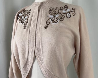Beige trui jaren 1950, vintage vest jaren 1950, vest jaren 1950, vest jaren 50 met kralen, vest Lane Bryant jaren 1950, vest Lane Bryant jaren 1950, trui jaren 1950, jaren 1950