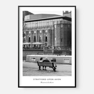 Stratford upon-Avon fotografie afdrukken | Paar zittend op een bankje | Koninklijk Shakespeare Theater | Zwart-witfotografie | Stratford