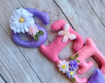 Bannière personnalisée en feutre : décoration florale pour chambre de bébé