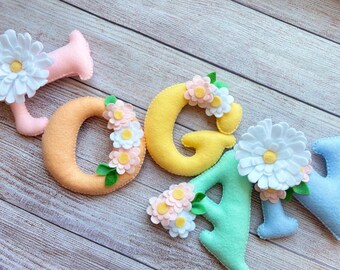 Bannière prénom en feutre : décoration de chambre de bébé marguerite, prénom personnalisé pour bébé