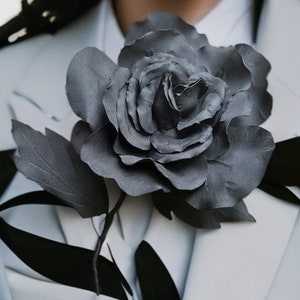 Broche hecho a mano para mujer, broche de flores, flor hecha a mano, broche y alfiler de flor negra, flor de broche grande, broche de rosa grande, flor de tela