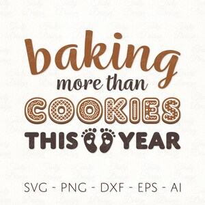 以下が含まれることがあります： 「baking more than COOKIES THIS YEAR」という言葉が入った茶色と白のグラフィック。 「COOKIES」という単語は、ジンジャーブレッドクッキーのようにデザインされています。 2つの赤ちゃんの足跡が「THIS」の下にあります。