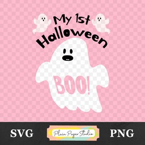 K&ouml;nnte beinhalten: Ein rosa Grafikdesign mit dem Text "My 1st Halloween" und einem wei&szlig;en Geist, der "BOO!" sagt. Zwei kleine wei&szlig;e Geister befinden sich &uuml;ber dem Hauptgeist. Das Bild enth&auml;lt auch die Texte "SVG" und "PNG".