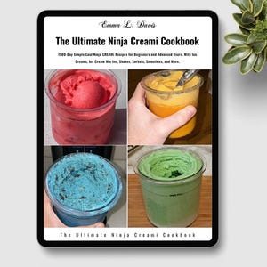 Könnte beinhalten: Ein digitales Tablet zeigt das Cover eines Kochbuchs mit dem Titel "The Ultimate Ninja Creami Cookbook". Das Cover zeigt vier Bilder von verschiedenen farbigen Eissorten in durchsichtigen Behältern. Der Text auf dem Cover lautet "1500-Day Simple Cool Ninja CREAMi Recipes for Beginners and Advanced Users. With Ice Creams, Ice Cream Mix-Ins, Shakes, Sorbets, Smoothies, and More."