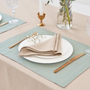 Light sage green, Beige Linen Napkins, Tablecloths, Placemats 
Helles Salbeigrün, Beige Leinenservietten, Tischdecken, Tischsets.