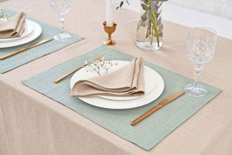 Light sage green, Beige Linen Napkins, Tablecloths, Placemats 
Helles Salbeigrün, Beige Leinenservietten, Tischdecken, Tischsets.