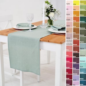 Peut inclure: Un chemin de table en lin vert clair sur une table blanche avec un plateau en bois. Le chemin de table mesure 35,5 cm de large et 177,8 cm de long. Le chemin de table est en 100% lin et est lavable en machine.