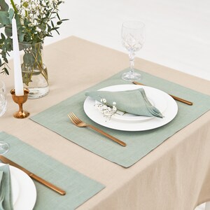 Light sage green, Beige Linen Napkins, Tablecloths, Placemats 
Helles Salbeigrün, Beige Leinenservietten, Tischdecken, Tischsets.