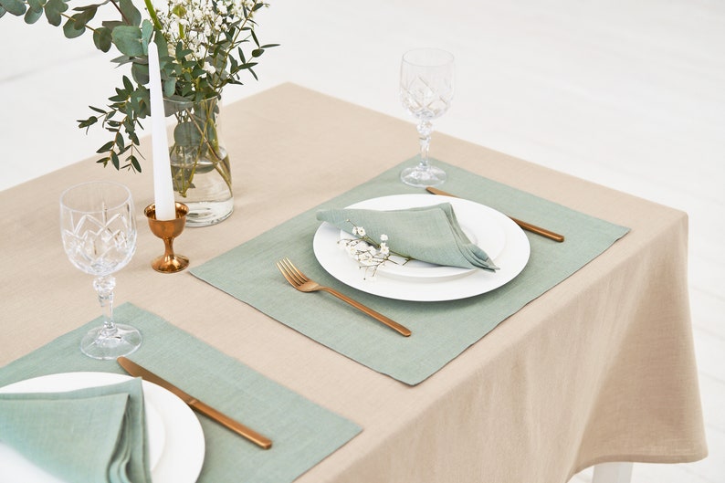 Light sage green, Beige Linen Napkins, Tablecloths, Placemats 
Helles Salbeigrün, Beige Leinenservietten, Tischdecken, Tischsets.