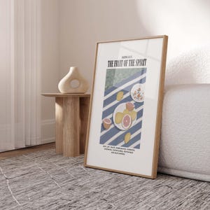 K&ouml;nnte beinhalten: Ein gerahmter Druck mit einem blau-wei&szlig; gestreiften Hintergrund und einem Teller mit Zitrusfr&uuml;chten. Der Text "GALATIANS 5:22 THE FRUIT OF THE SPIRIT" befindet sich oben auf dem Druck. Der Text unter den Fr&uuml;chten lautet: "LOVE, JOY, PEACE, FORBEARANCE, KINDNESS, GOODNESS, FAITHFULNESS, GENTLENESS, AND SELF-CONTROL."