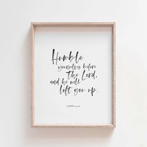 Op de afbeelding: Een zwart-wit typografieprint met de quote "Verneder u voor de Heer, en Hij zal u verhogen." en de tekst "JAKOBUS 4:10" onderaan.