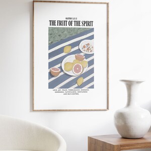 K&ouml;nnte beinhalten: Ein blauer und wei&szlig; gestreifter Hintergrund mit einem Teller voller Zitronen und Grapefruits. Der Text "GALATIANS 5.22-23 THE FRUIT OF THE SPIRIT LOVE, JOY, PEACE, FORBEARANCE, KINDNESS, GOODNESS, FAITHFULNESS, GENTLENESS AND SELF-CONTROL" ist unter dem Bild gedruckt.