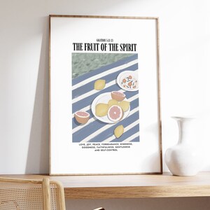 K&ouml;nnte beinhalten: Ein druckbarer Kunstdruck mit einem blau-wei&szlig; gestreiften Hintergrund und einem Stillleben mit Zitronen und Grapefruits auf einem wei&szlig;en Teller. Der Text "GALATIANS 5:22-23 THE FRUIT OF THE SPIRIT" befindet sich oben auf dem Druck. Der Text "LOVE, JOY, PEACE, FORBEARANCE, KINDNESS, GOODNESS, FAITHFULNESS, GENTLENESS AND SELF-CONTROL" befindet sich unten auf dem Druck.