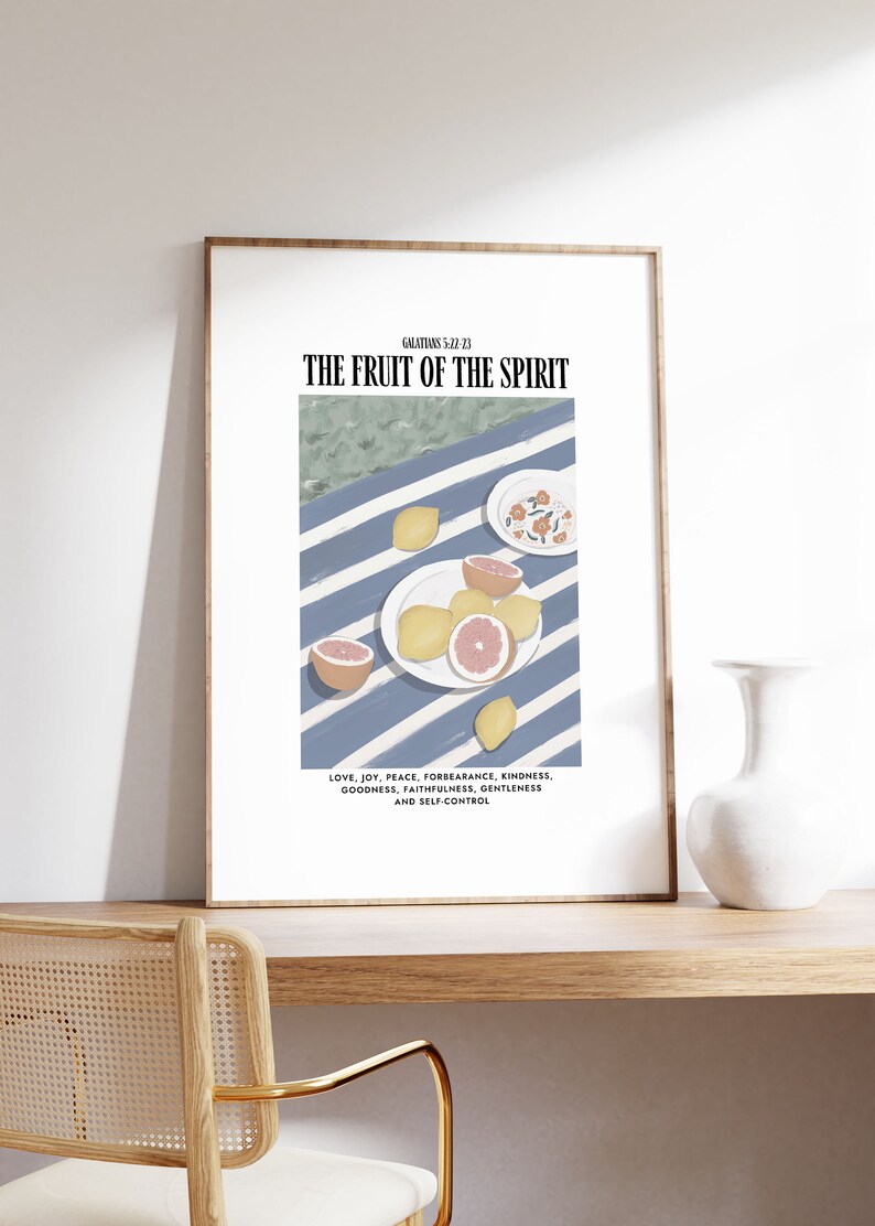 K&ouml;nnte beinhalten: Ein druckbarer Kunstdruck mit einem blau-wei&szlig; gestreiften Hintergrund und einem Stillleben mit Zitronen und Grapefruits auf einem wei&szlig;en Teller. Der Text "GALATIANS 5:22-23 THE FRUIT OF THE SPIRIT" befindet sich oben auf dem Druck. Der Text "LOVE, JOY, PEACE, FORBEARANCE, KINDNESS, GOODNESS, FAITHFULNESS, GENTLENESS AND SELF-CONTROL" befindet sich unten auf dem Druck.