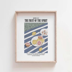 K&ouml;nnte beinhalten: Ein gerahmter Druck mit einem blau-wei&szlig; gestreiften Hintergrund und einer Schale mit Fr&uuml;chten. Die Fr&uuml;chte umfassen Zitronen und Grapefruits. Der Text "GALATIANS 5:22-23 THE FRUIT OF THE SPIRIT LOVE, JOY, PEACE, FORBEARANCE, KINDNESS, GOODNESS, FAITHFULNESS, GENTLENESS AND SELF-CONTROL" ist unter dem Bild gedruckt.